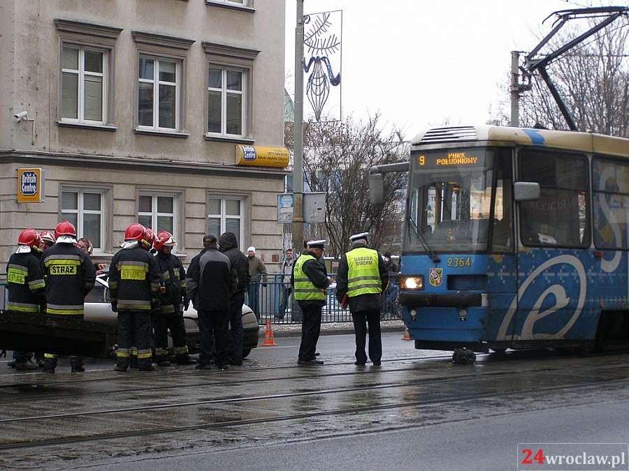 Wypadek samochodu osobowego z tramwajem na Osobowicach!
