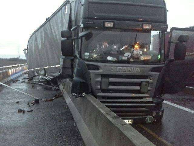 Kierowca TiR-a zasnął za kierownicą i uderzył w bariery