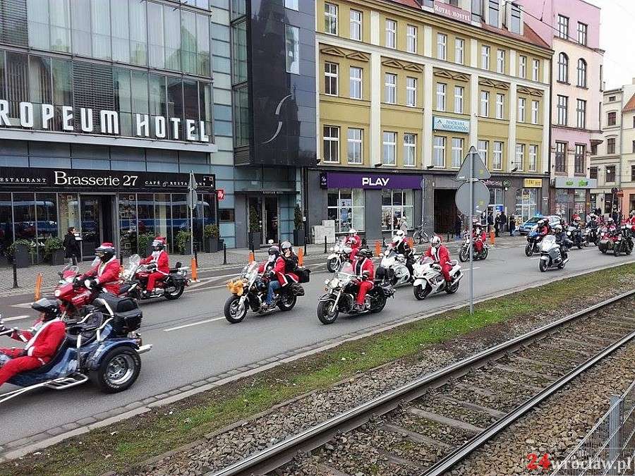 Motocykliści Mikołaje przejechali przez Wrocław.