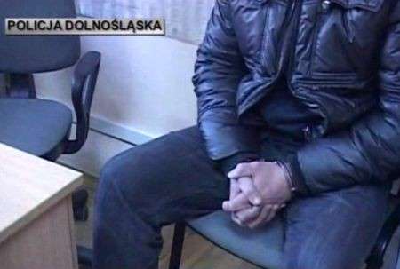 4 osoby podejrzane o pranie brudnych pieniędzy i wyłudzenie blisko 80 mln złotych
