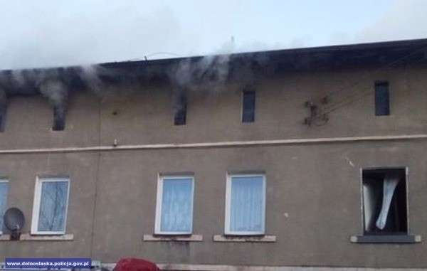 Policjanci uratowali starszą kobietę z pożaru