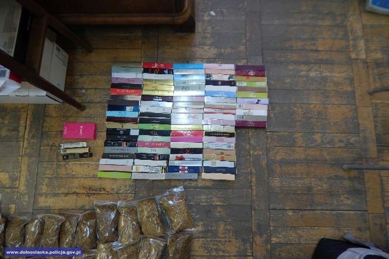 Policjanci przechwycili 16 kilogramów krajanki tytoniowej i podrobione perfumy