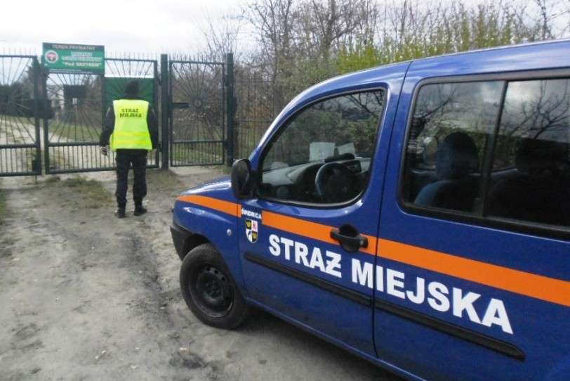 Obrzucony kamieniami i butelkami