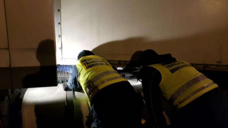 CIĘŻARÓWKA AUTOBUSEM? SZEŚĆ OSÓB W SZOFERCE