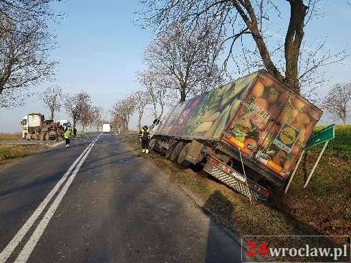 Ciężarówka w rowie na drodze do Strzegomia