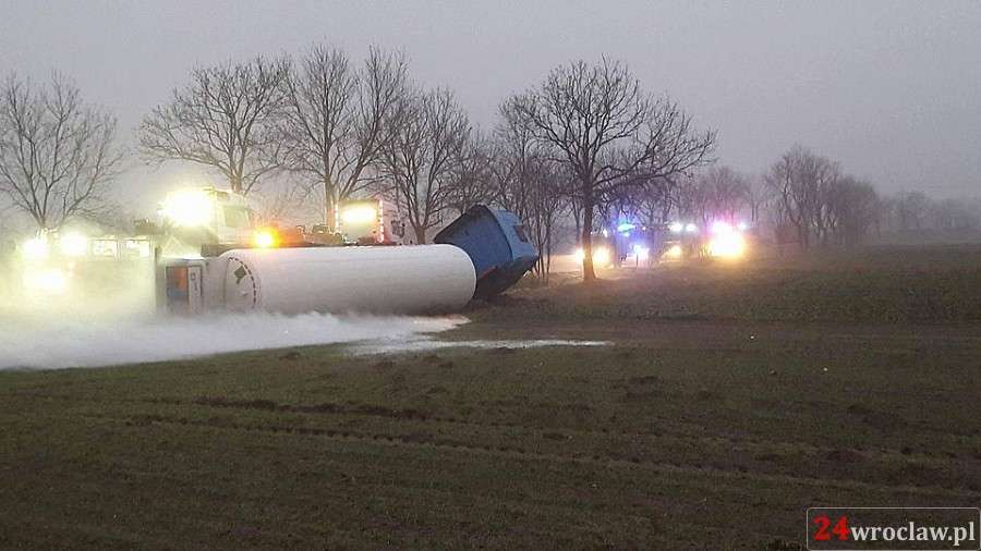 Przewróciła się cysterna z tlenem