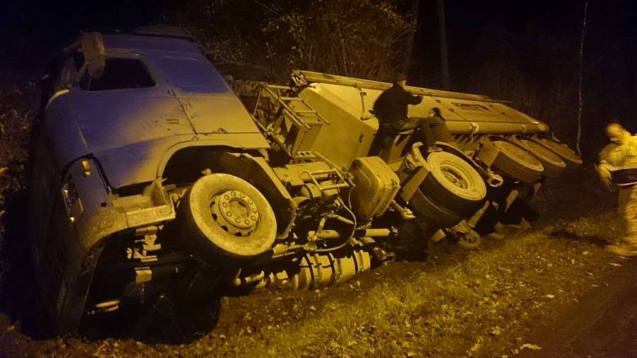 Ciężarówka w rowie