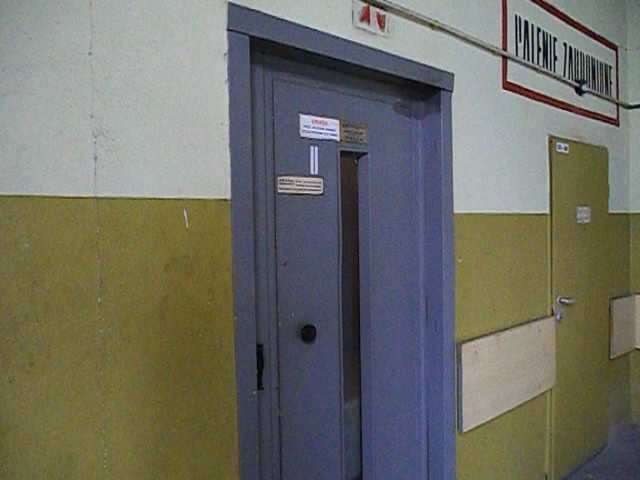 Podpalił karton w windzie