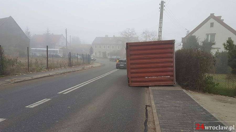 Z ciężarówki spadł kontener 