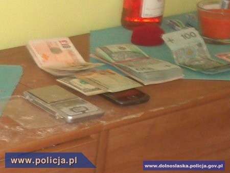 Heroina syntetyczna, amfetamina i marihuana, to substancje znalezione przez policjantów w jednym z w