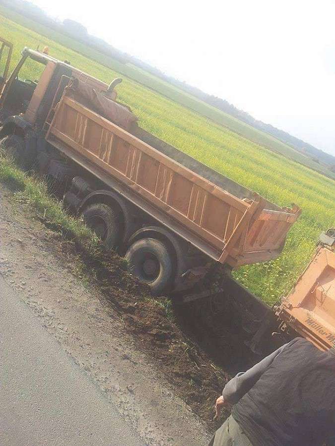 Kolejna ciężarówka w rowie