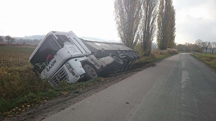 Ciężarówka w rowie
