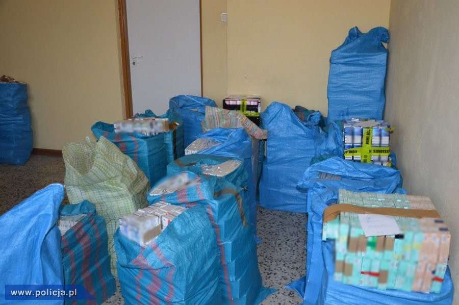 Policjanci ujawnili na jednym z targowisk nielegalny tytoń i papierosy
