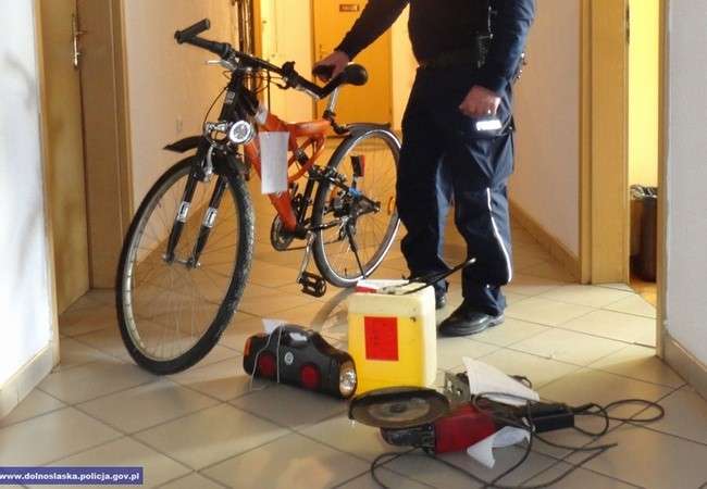 Policjanci zatrzymali złodzieja - wśród odzyskanych przedmiotów m.in. rower i elektronarzędzia