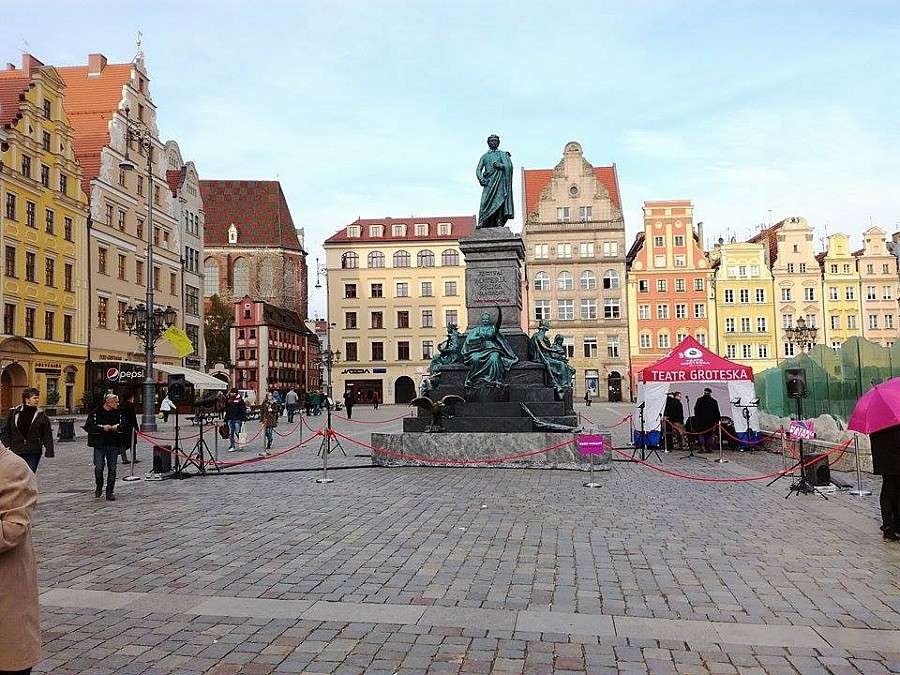 Pomnik Adama Mickiewicza stanął na Wrocławskim Rynku.