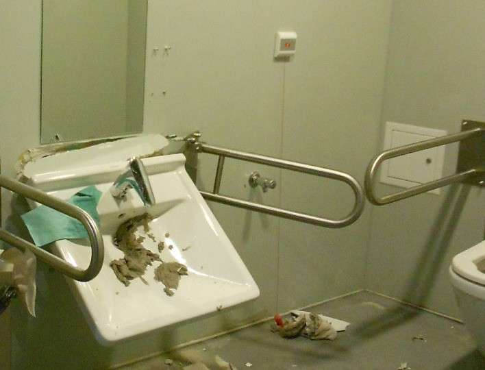 Spożywali alkohol w szalecie miejskim, a następnie go zdemolowali
