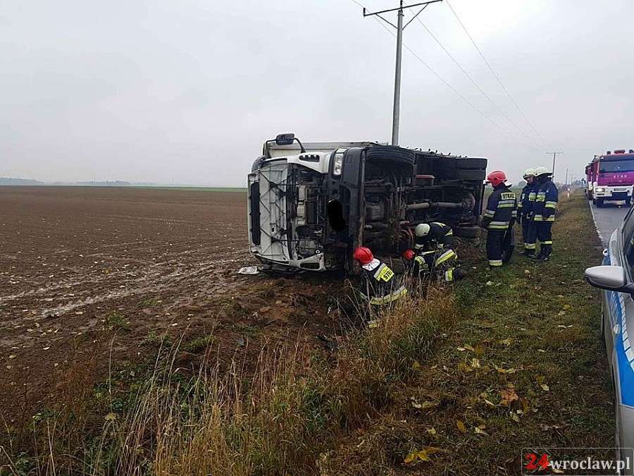 Ciężarówka w rowie pod Oławą