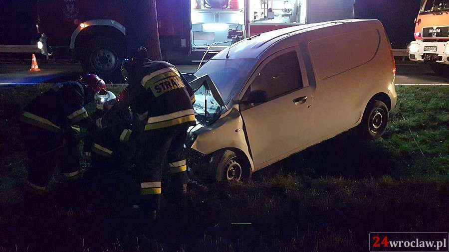 Zasnął za kierownicą i uderzył w drzewo