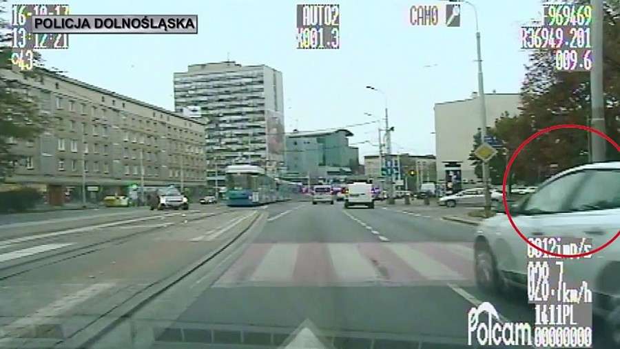 Wymusiła pierwszeństwo na pieszych chcących przejść przez pasy – myślała, że się cofną…