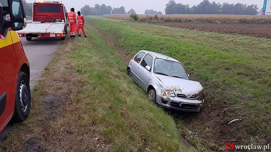 Nissan wypadł z autostrady i wylądował w rowie