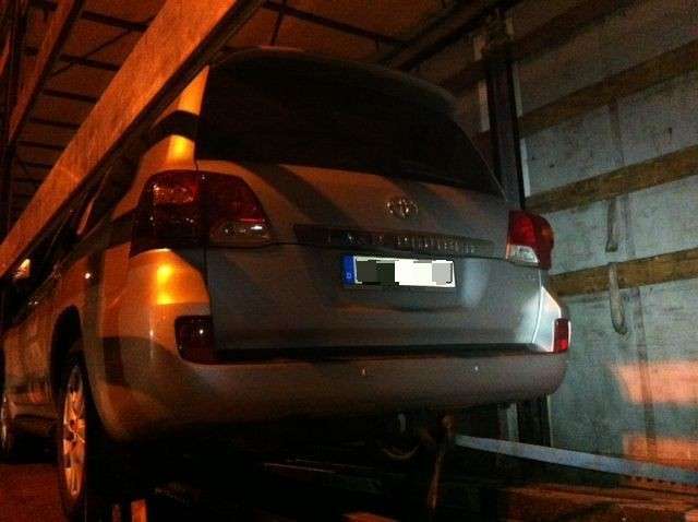 Kradzione porsche i toyota przewożone w naczepie tira