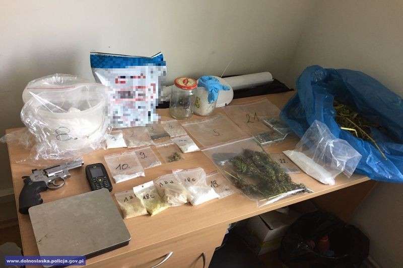 Policjanci zabezpieczyli blisko 16 kilogramów narkotyków