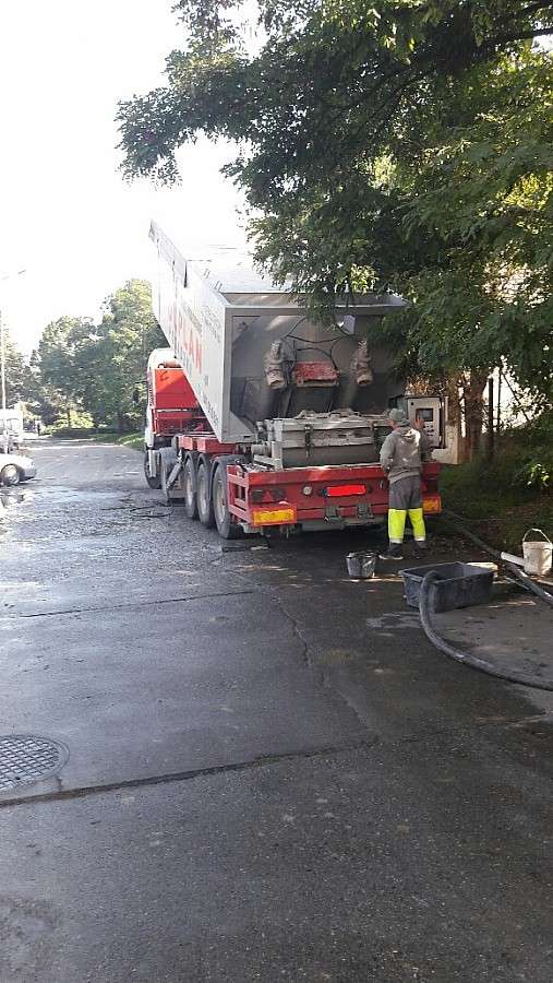 Mył ciężarówkę na ulicy