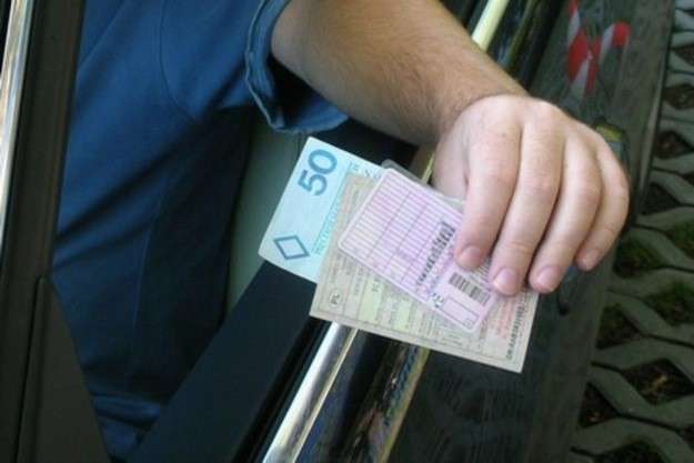 Próbował przekupić policjanta
