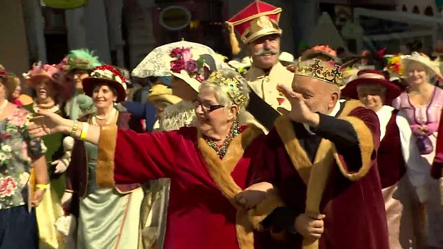 Kolorowe kapelusze ozdobiły wrocławski rynek. Przemarsz zainaugurował Dni Seniora