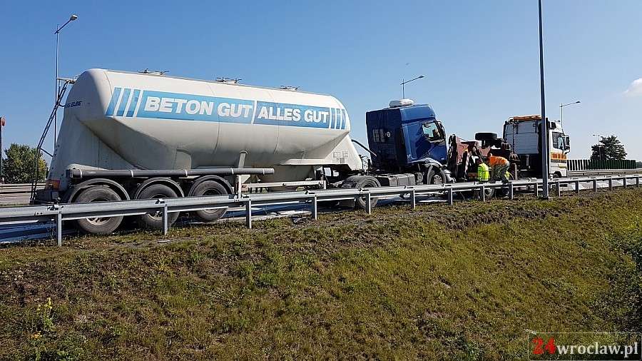 Zderzenie dwóch aut ciężarowych na A4