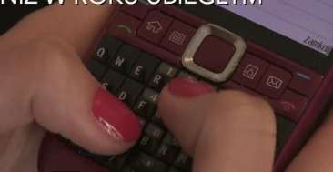 SMS traci na znaczeniu, zyskują komunikatory 
