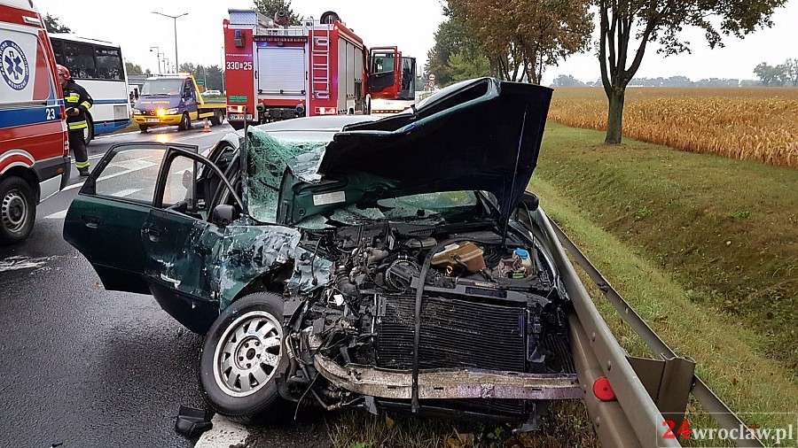 Audi zderzyło się czołowo z autobusem