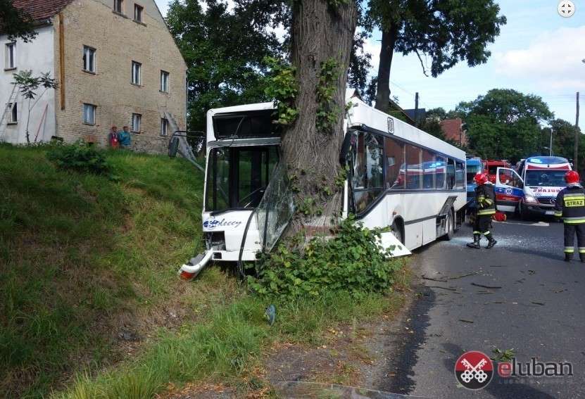 Wypadek autobusu pod Lubaniem. Kilkanaście osób trafiło do szpitala