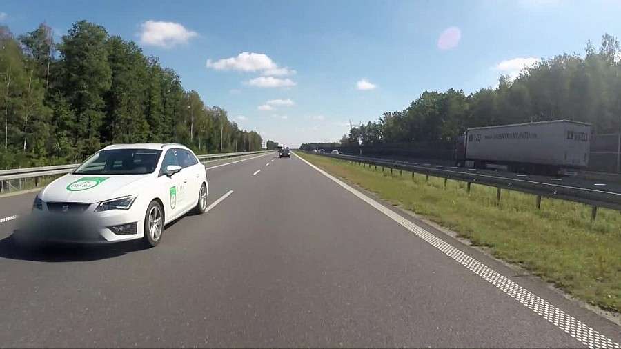 Blokowanie lewego pasa jest bardziej niebezpieczne niż szybka jazda 