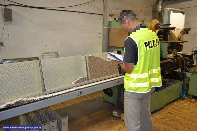 Największa fabryka nielegalnych papierosów zlikwidowana przez CBŚP na Dolnym Śląsku