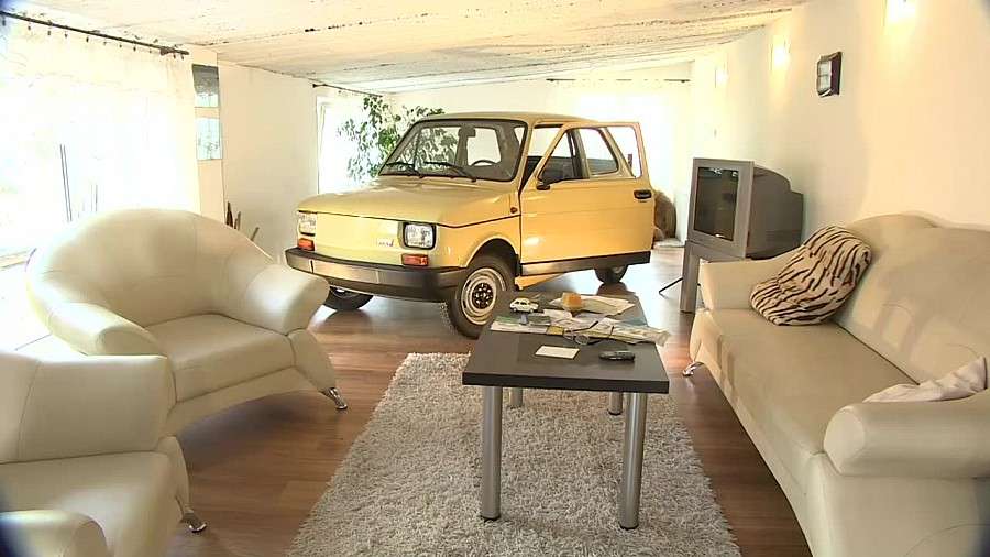 Fiat 126p obok telewizora. Jak 