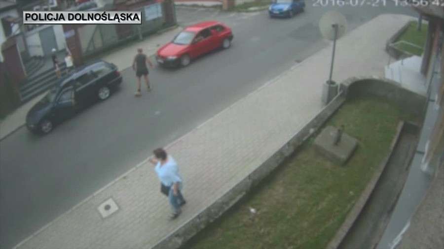 Chciał przejechać kierowcę, który zwrócił mu uwagę. Zobacz wideo.