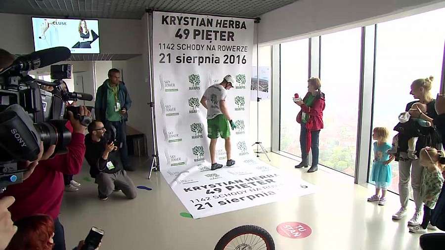 Pokonał 1142 schody na rowerze. Wjechał na Sky Tower
