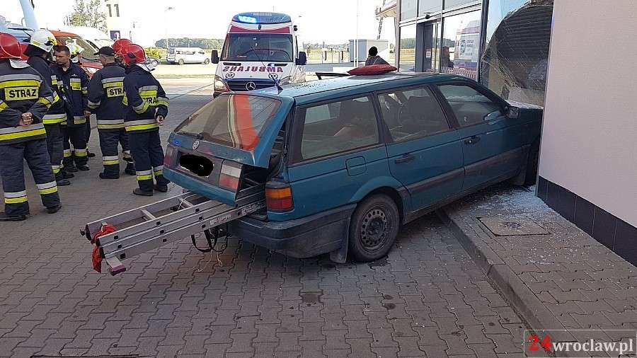 Wjechał w stację benzynową. Przygnieciony pracownik stacji trafił do szpitala
