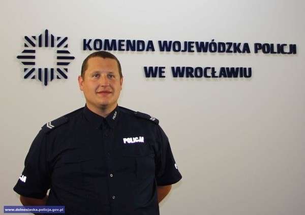 Policjant z Wrocławia, reanimując uratował na ulicy 15 – miesięczne dziecko