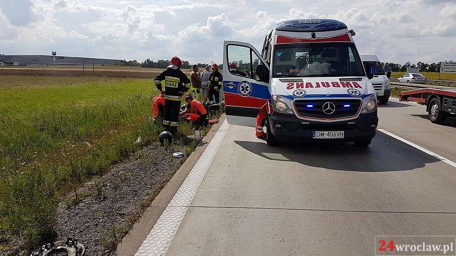 Motocyklem uderzył w busa