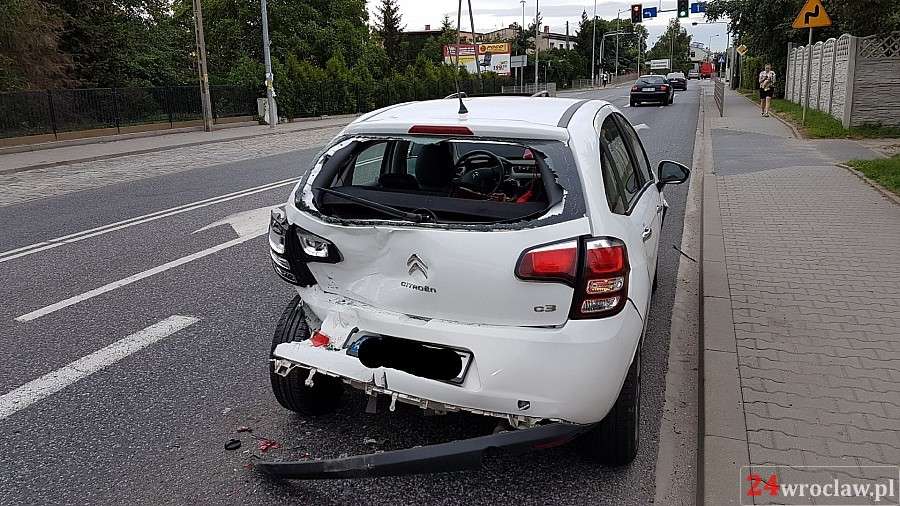 Zderzenie trzech aut na drodze Wrocław - Kłodzko