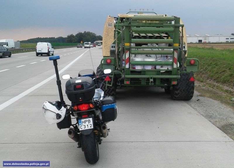 Ciągnikiem rolniczym z prasą do słomy… po autostradzie