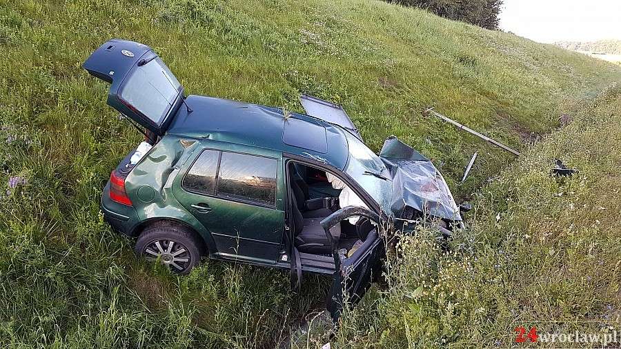 Dachowanie na autostradzie. Ranne trzy osoby