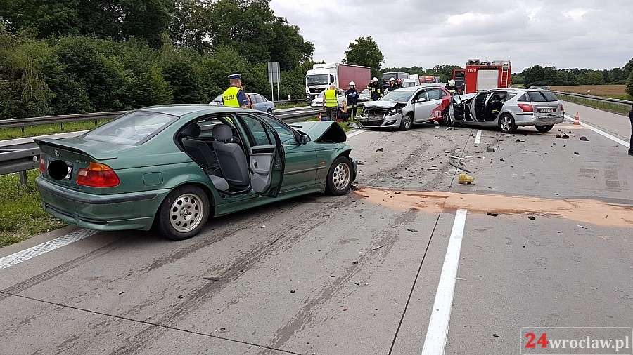 Karambol na autostradzie (ZDJĘCIA)