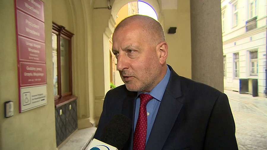Wrocław solidarny z Niceą. Przy ratuszu zawisła francuska flaga z kirem