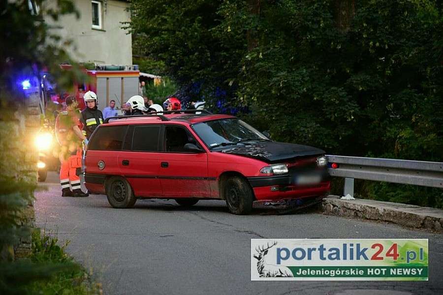 Potrącił przechodnia, porzucił auto i uciekł. Trwają poszukiwania sprawcy