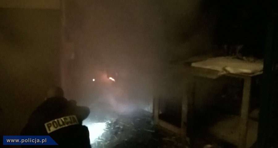 Wrocławscy policjanci uratowali kobietę z pożaru