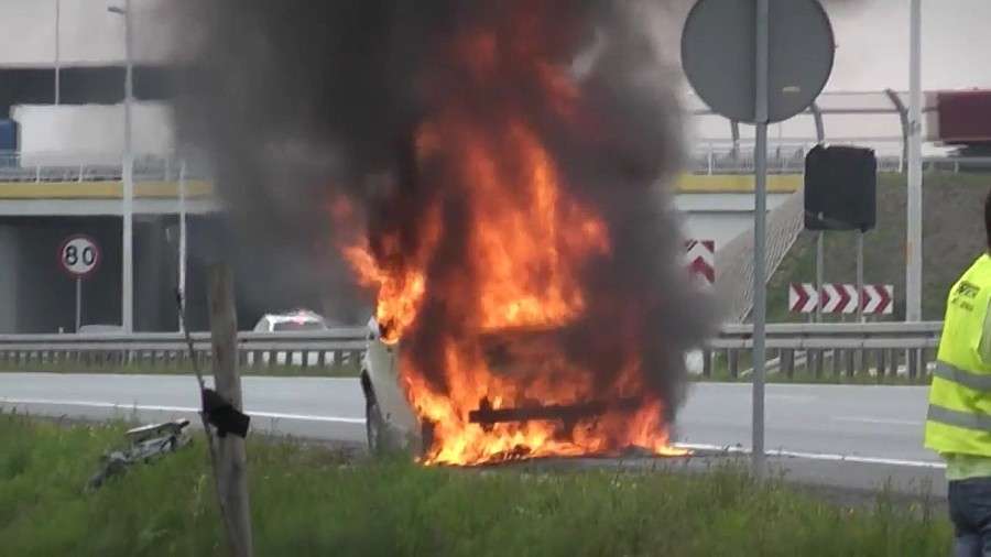 Pożar samochodu na zjeździe z AOW