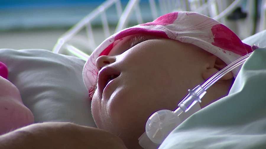 Główkę Laury przebiły widły. Miała 1 procent szans na przeżycie. Teraz potrzebuje implantu